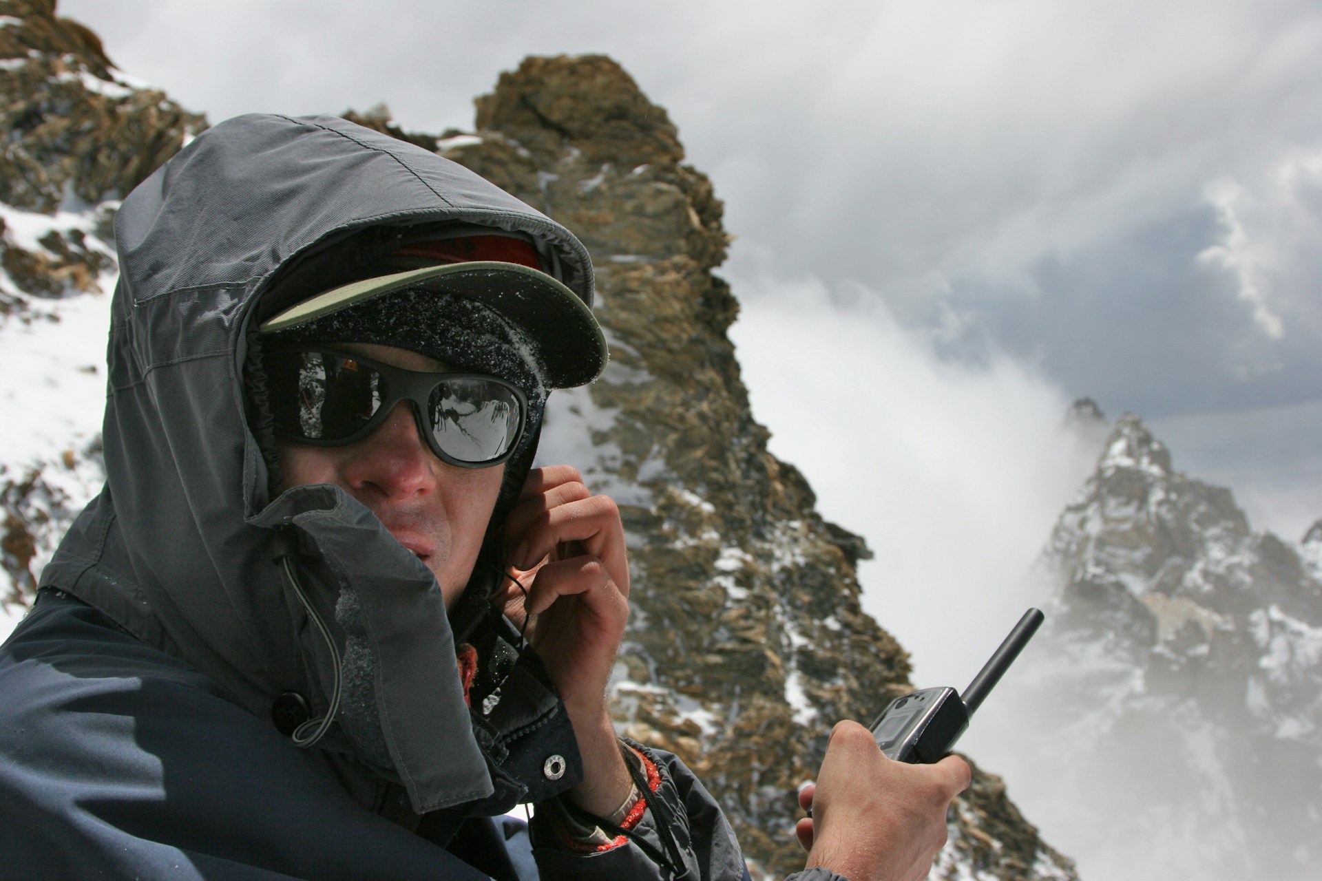Comment passer un appel avec un téléphone par satellite ?