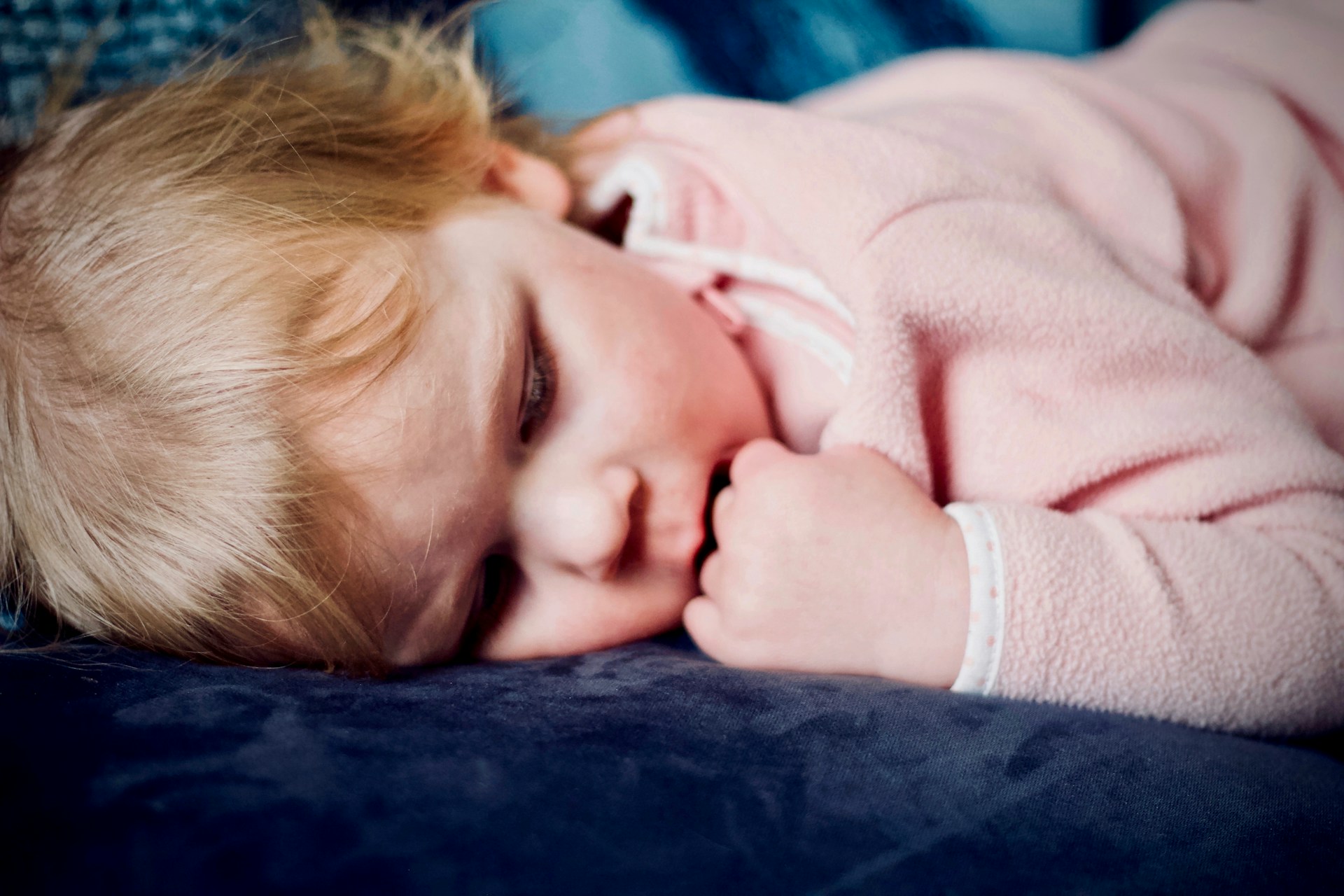 Bébé ne passe pas plus de 6 heures dans son lit la nuit ? C’est son cycle normal !