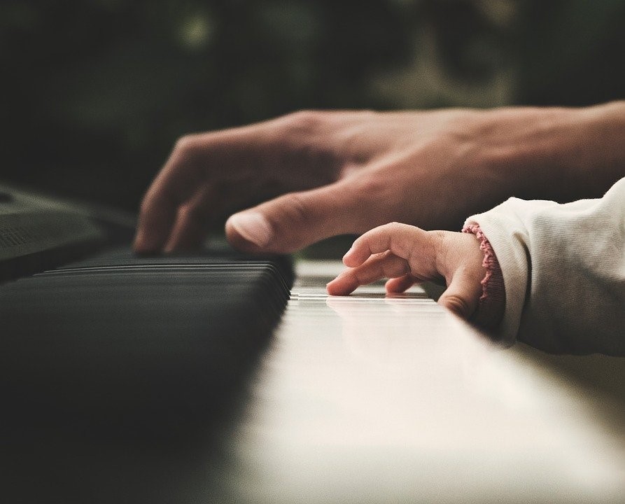 Pourquoi faut-il éviter d’apprendre le piano trop tôt ?